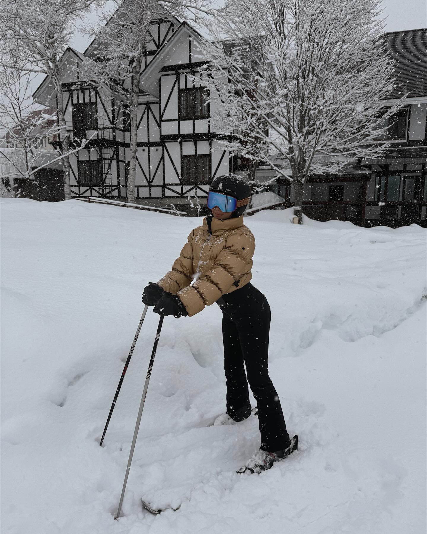 Cliente Closet do Ski com jaqueta dourada na neve